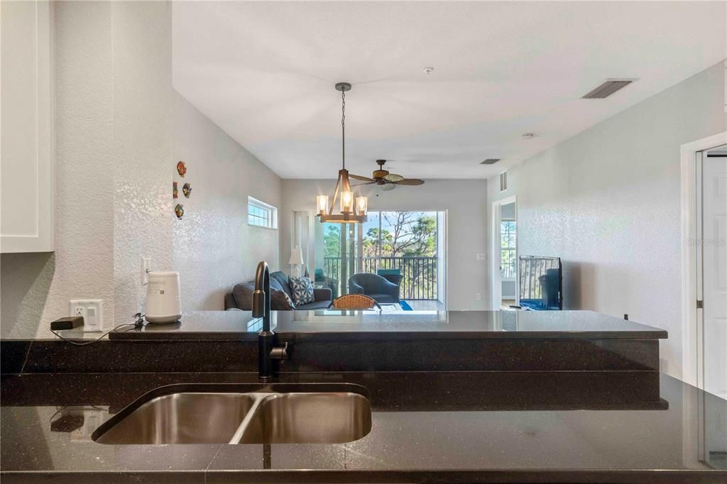 待售: $230,000 (2 贝兹, 2 浴室, 903 平方英尺)