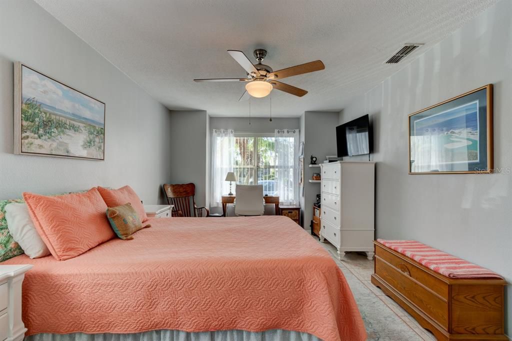 待售: $164,900 (1 贝兹, 1 浴室, 854 平方英尺)