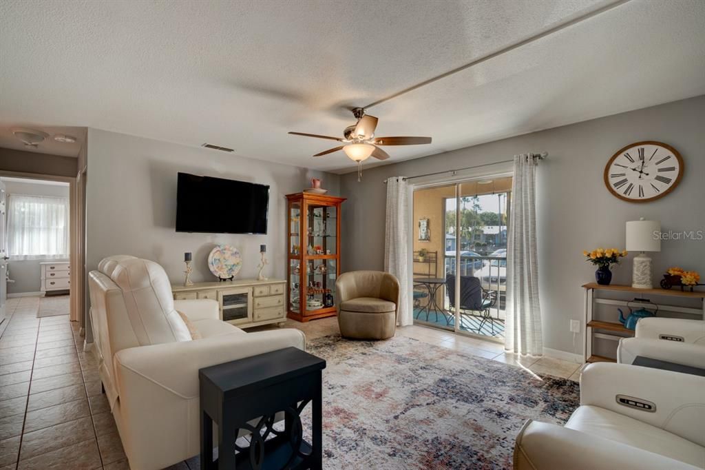 待售: $164,900 (1 贝兹, 1 浴室, 854 平方英尺)