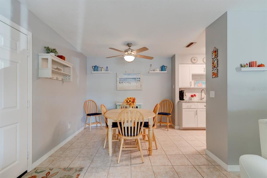 待售: $164,900 (1 贝兹, 1 浴室, 854 平方英尺)