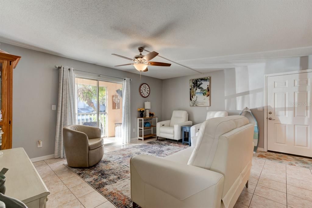 待售: $164,900 (1 贝兹, 1 浴室, 854 平方英尺)