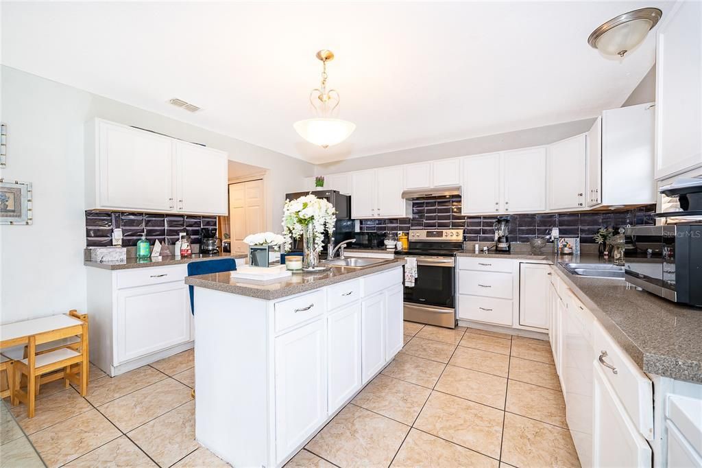 En Renta: $2,375 (4 camas, 3 baños, 2948 Pies cuadrados)