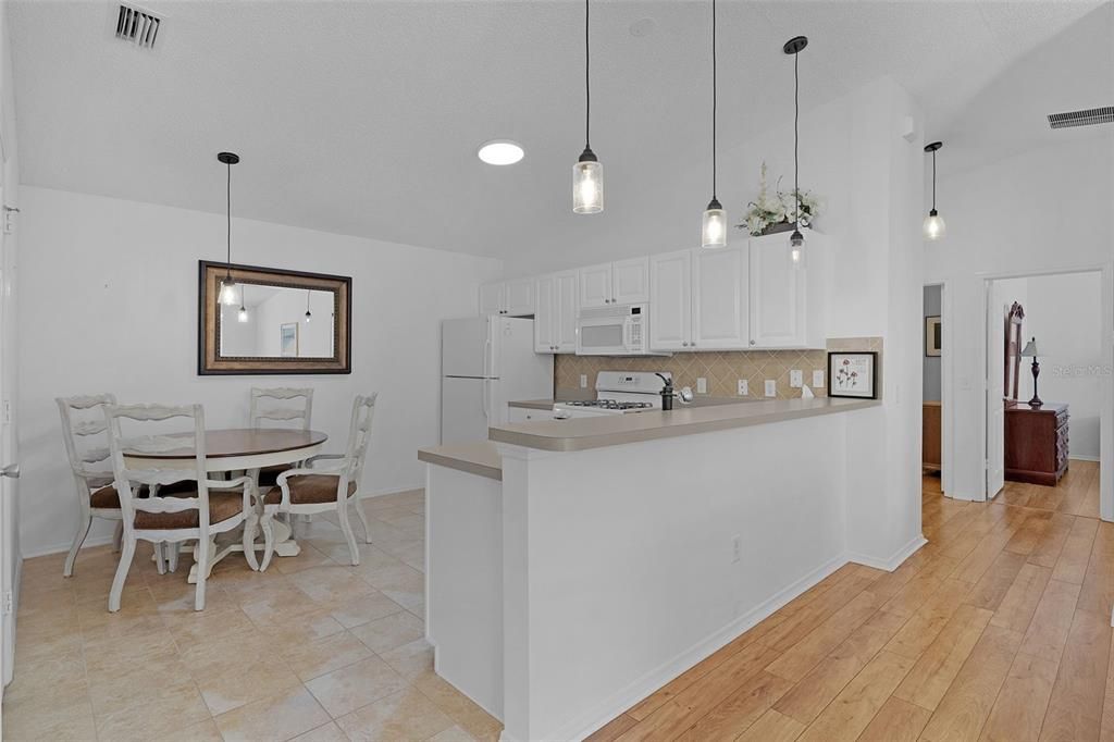 На продажу: $300,000 (2 спален, 2 ванн, 1156 Квадратных фут)