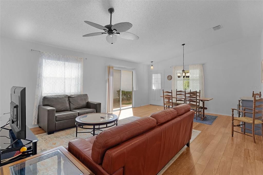 На продажу: $300,000 (2 спален, 2 ванн, 1156 Квадратных фут)