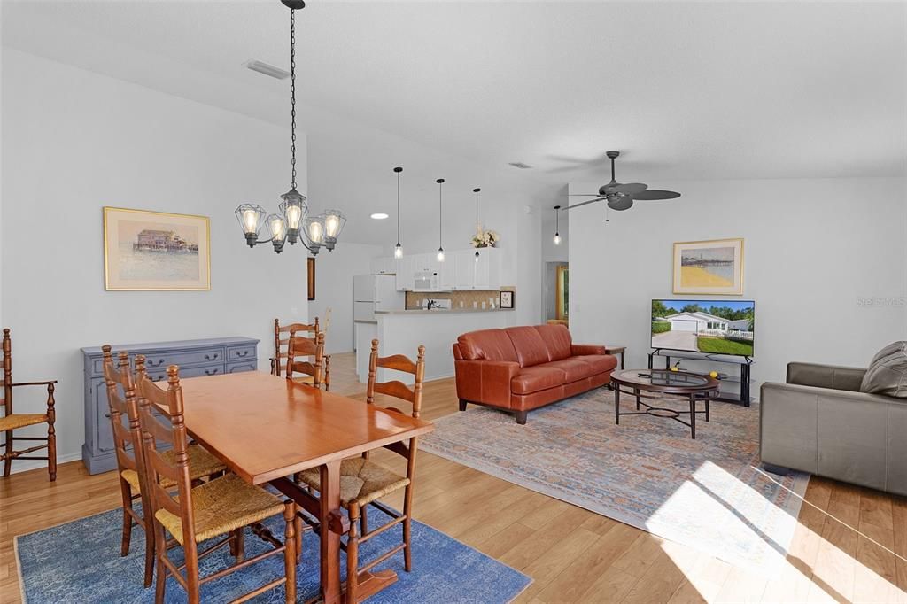 На продажу: $300,000 (2 спален, 2 ванн, 1156 Квадратных фут)