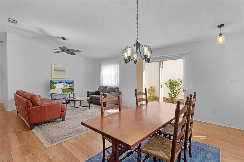 На продажу: $300,000 (2 спален, 2 ванн, 1156 Квадратных фут)