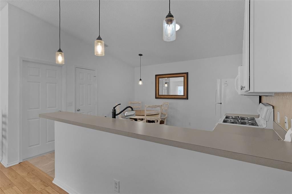 На продажу: $300,000 (2 спален, 2 ванн, 1156 Квадратных фут)