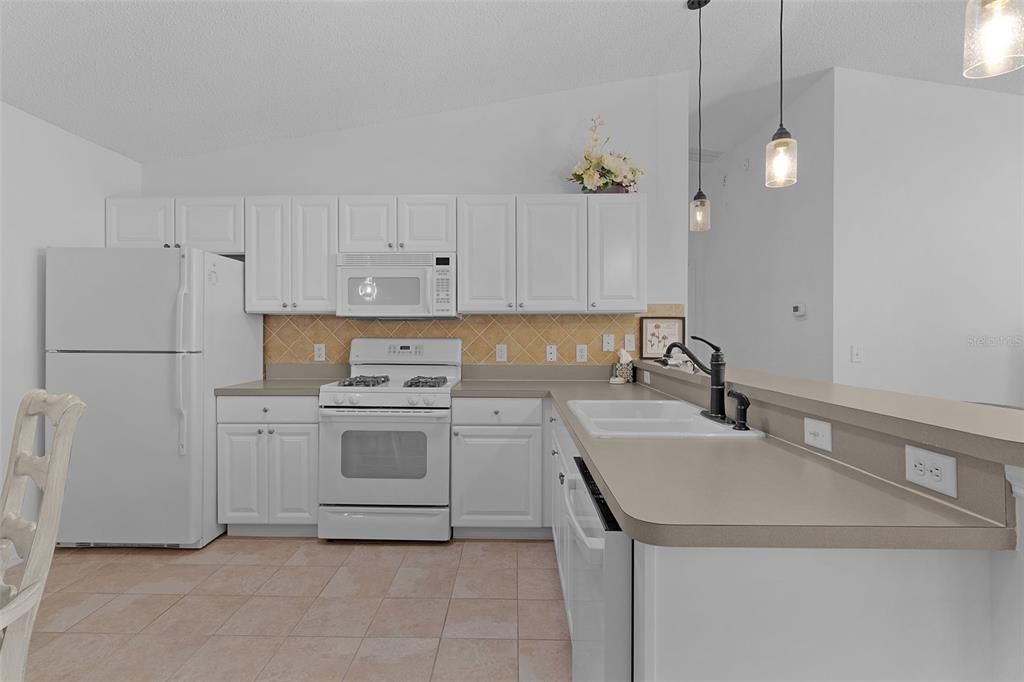 На продажу: $300,000 (2 спален, 2 ванн, 1156 Квадратных фут)