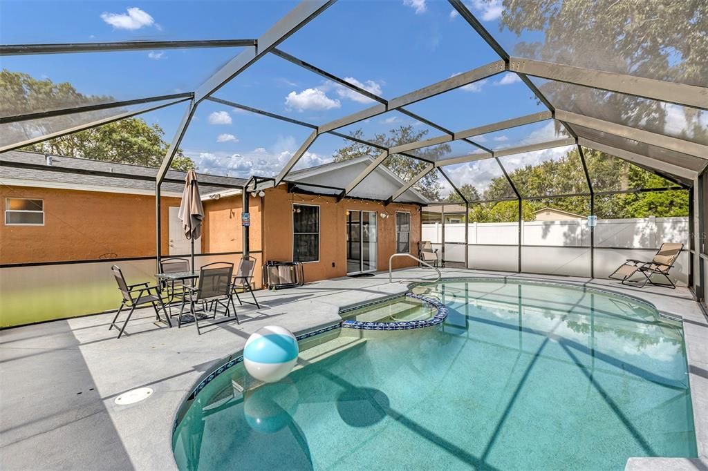 合同活跃: $285,000 (3 贝兹, 2 浴室, 1284 平方英尺)