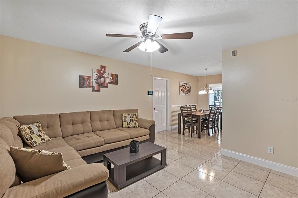 合同活跃: $285,000 (3 贝兹, 2 浴室, 1284 平方英尺)