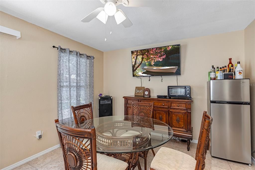 合同活跃: $285,000 (3 贝兹, 2 浴室, 1284 平方英尺)