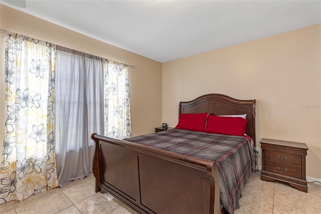 合同活跃: $285,000 (3 贝兹, 2 浴室, 1284 平方英尺)