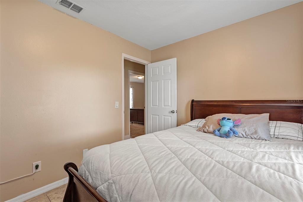 合同活跃: $285,000 (3 贝兹, 2 浴室, 1284 平方英尺)