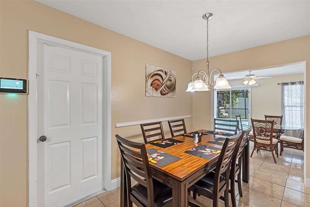 合同活跃: $285,000 (3 贝兹, 2 浴室, 1284 平方英尺)