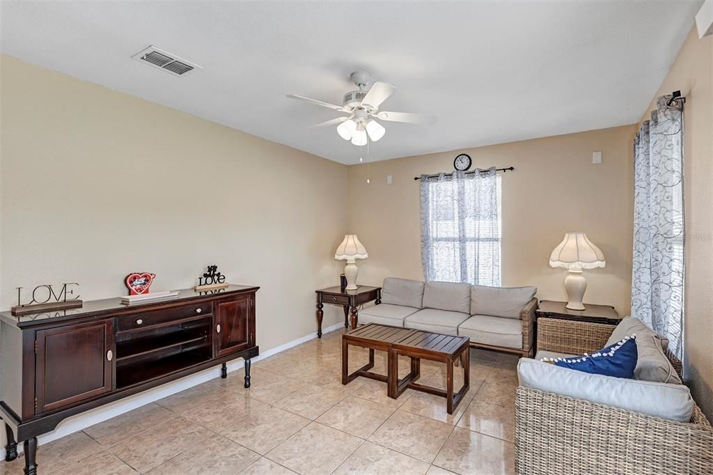 合同活跃: $285,000 (3 贝兹, 2 浴室, 1284 平方英尺)