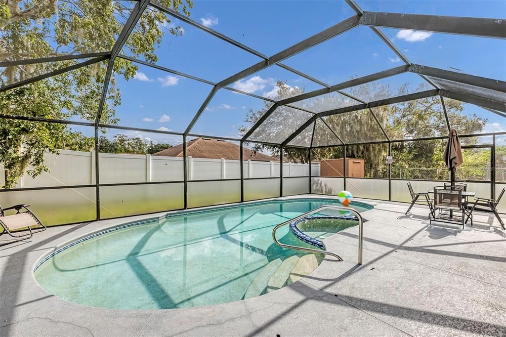 合同活跃: $285,000 (3 贝兹, 2 浴室, 1284 平方英尺)