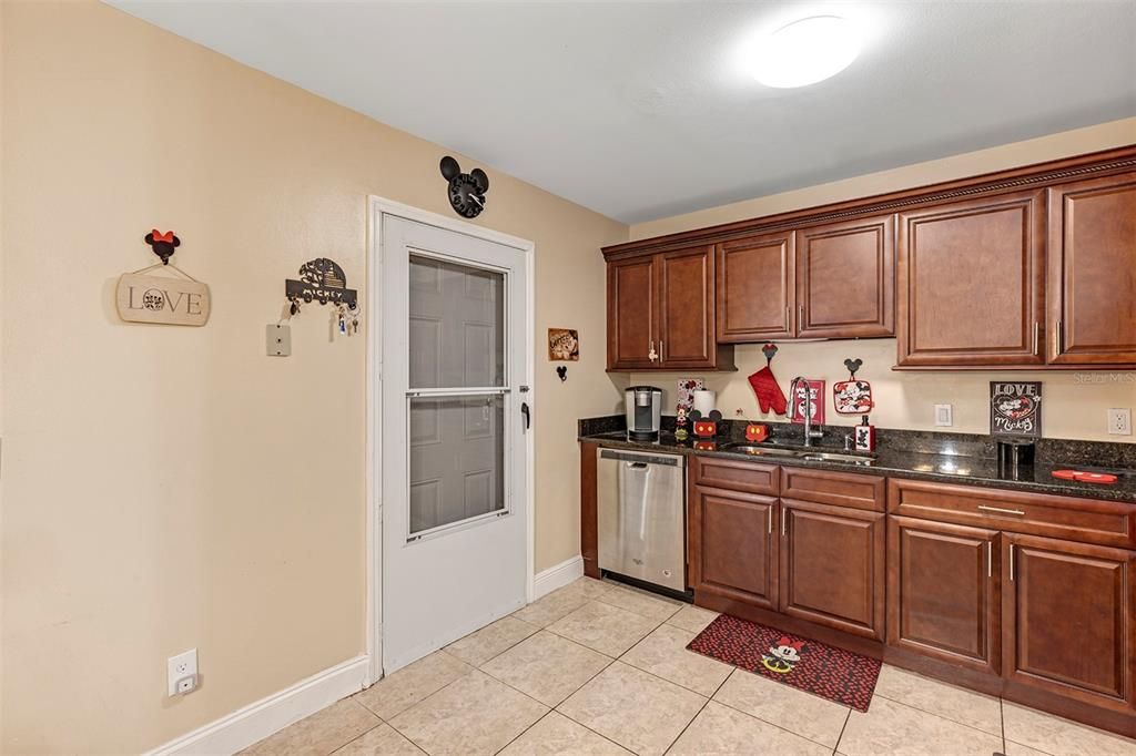 合同活跃: $285,000 (3 贝兹, 2 浴室, 1284 平方英尺)