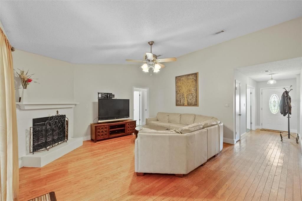 For Sale: $309,000 (5 beds, 2 baths, 1798 Square Feet)