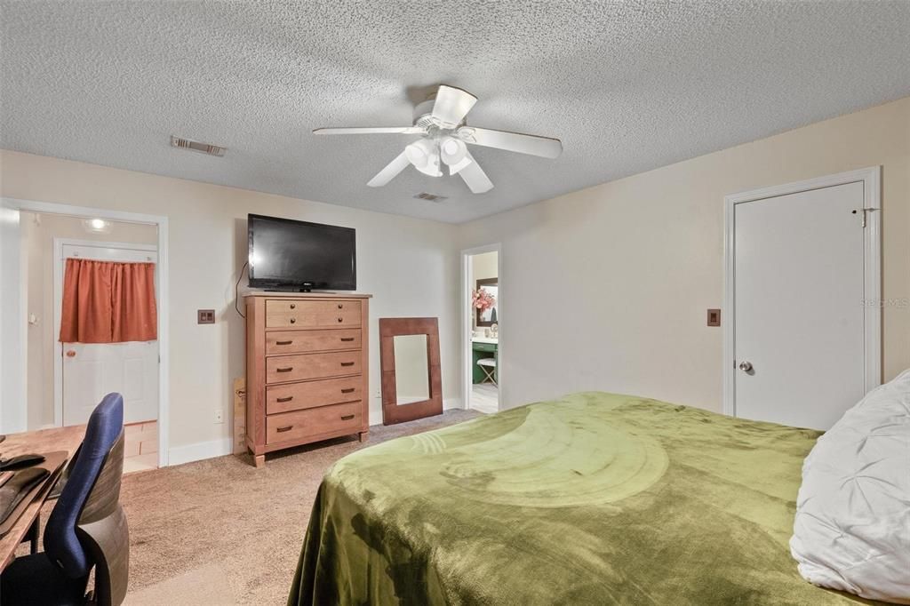 For Sale: $309,000 (5 beds, 2 baths, 1798 Square Feet)