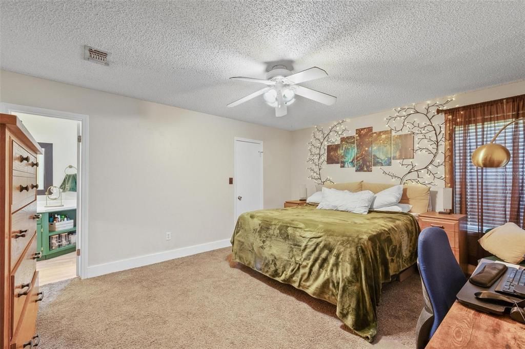 For Sale: $309,000 (5 beds, 2 baths, 1798 Square Feet)