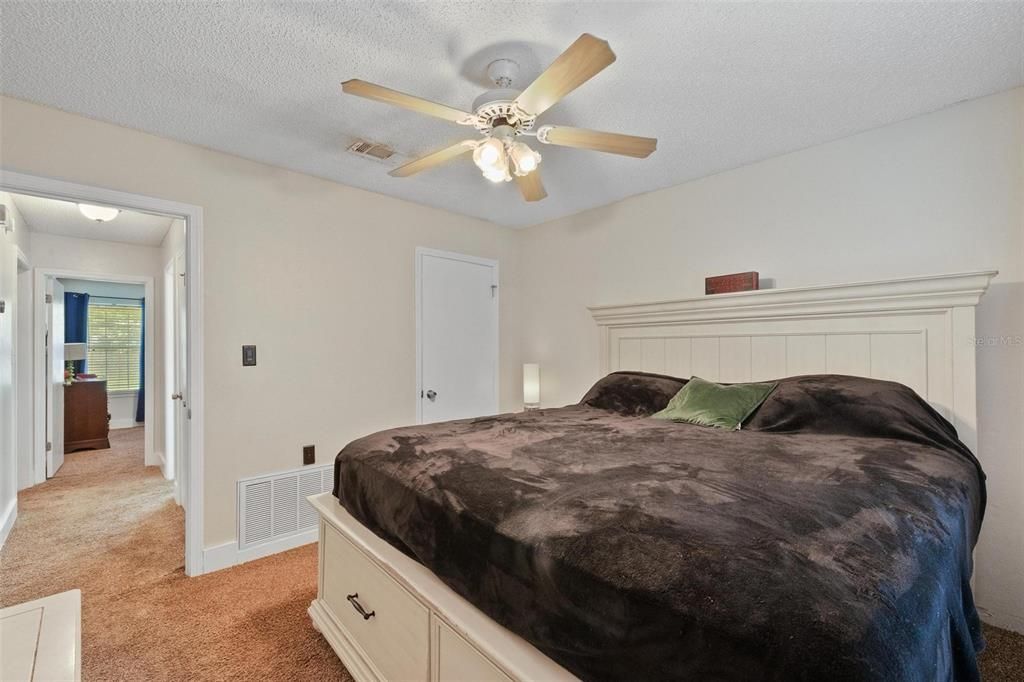 For Sale: $309,000 (5 beds, 2 baths, 1798 Square Feet)