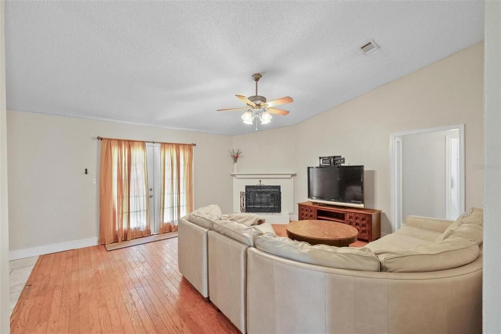 For Sale: $309,000 (5 beds, 2 baths, 1798 Square Feet)