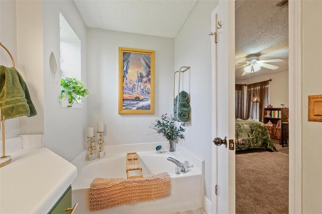 For Sale: $309,000 (5 beds, 2 baths, 1798 Square Feet)