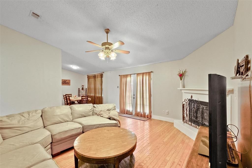 For Sale: $309,000 (5 beds, 2 baths, 1798 Square Feet)