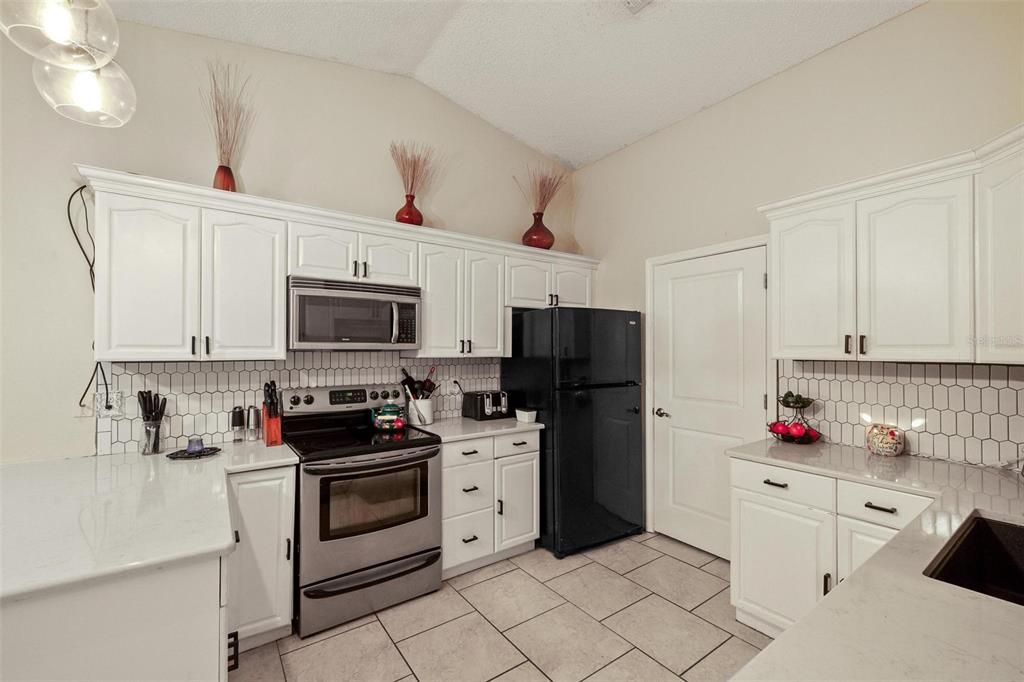 For Sale: $309,000 (5 beds, 2 baths, 1798 Square Feet)