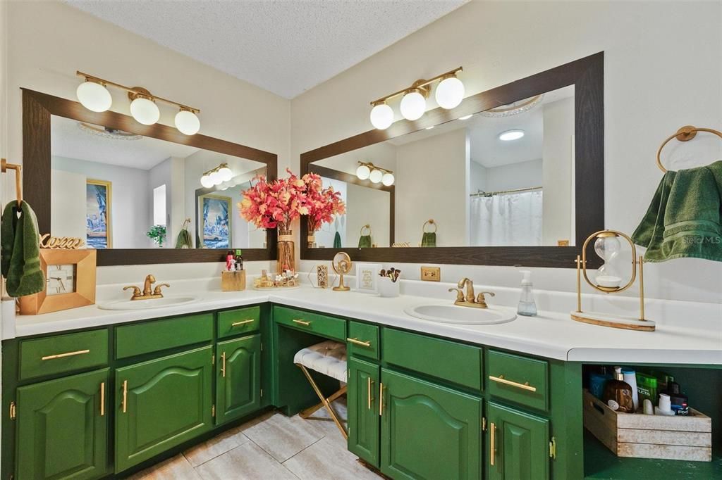 For Sale: $309,000 (5 beds, 2 baths, 1798 Square Feet)