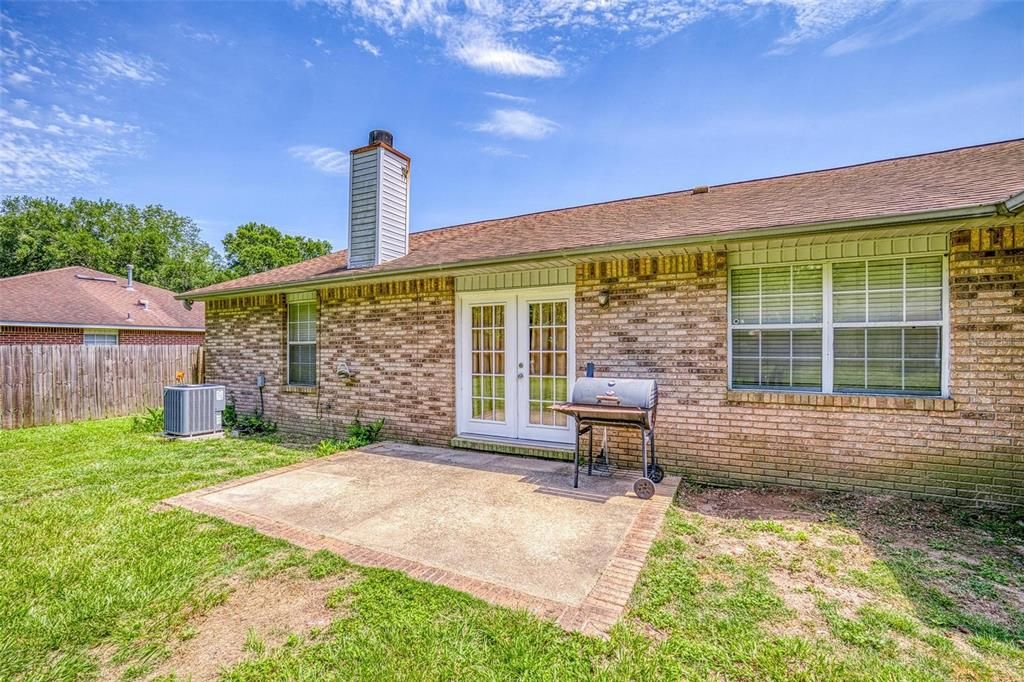 For Sale: $309,000 (5 beds, 2 baths, 1798 Square Feet)