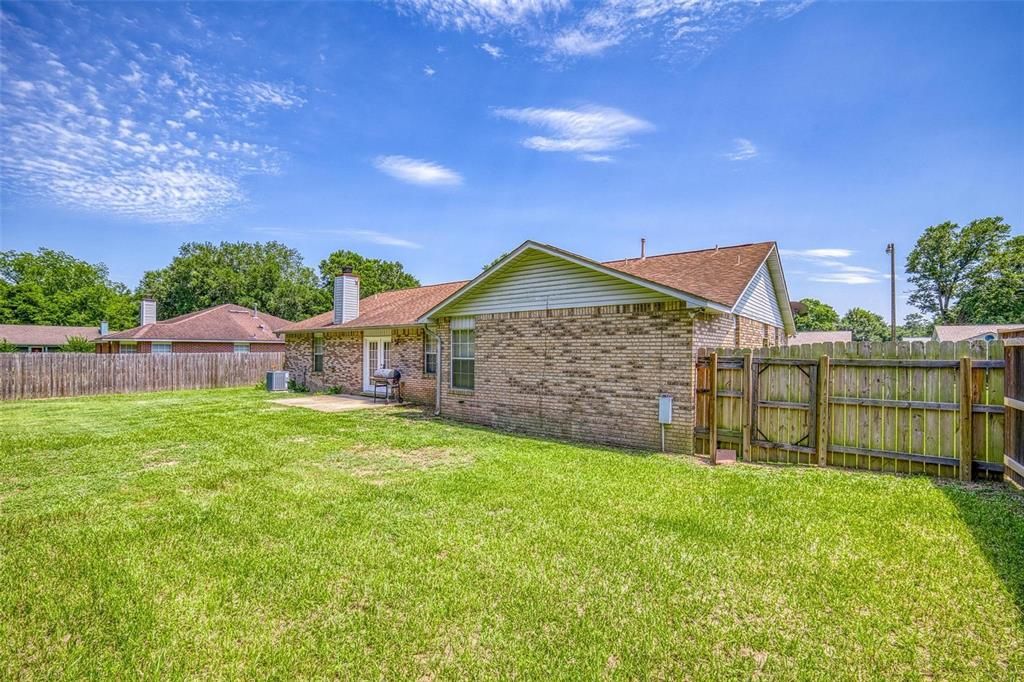 For Sale: $309,000 (5 beds, 2 baths, 1798 Square Feet)