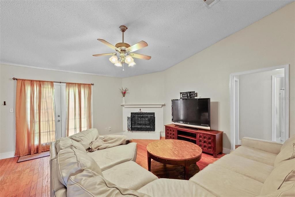 For Sale: $309,000 (5 beds, 2 baths, 1798 Square Feet)