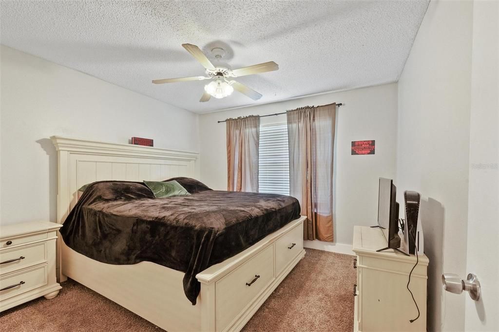 For Sale: $309,000 (5 beds, 2 baths, 1798 Square Feet)