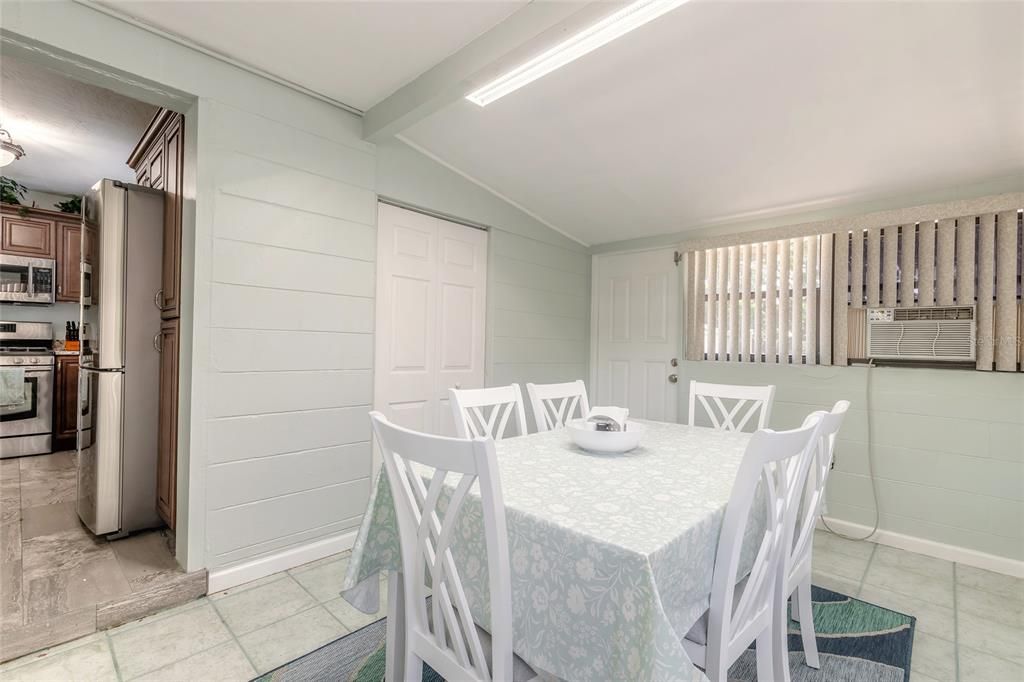 待售: $487,500 (2 贝兹, 1 浴室, 908 平方英尺)