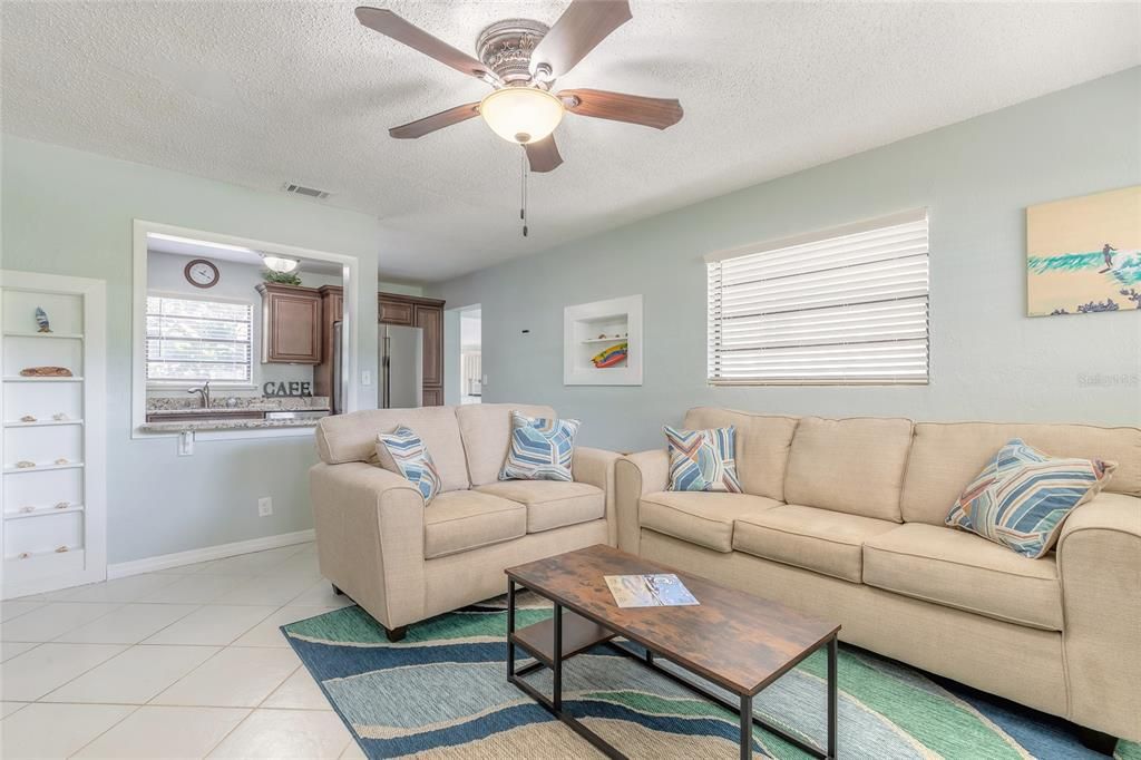 待售: $487,500 (2 贝兹, 1 浴室, 908 平方英尺)