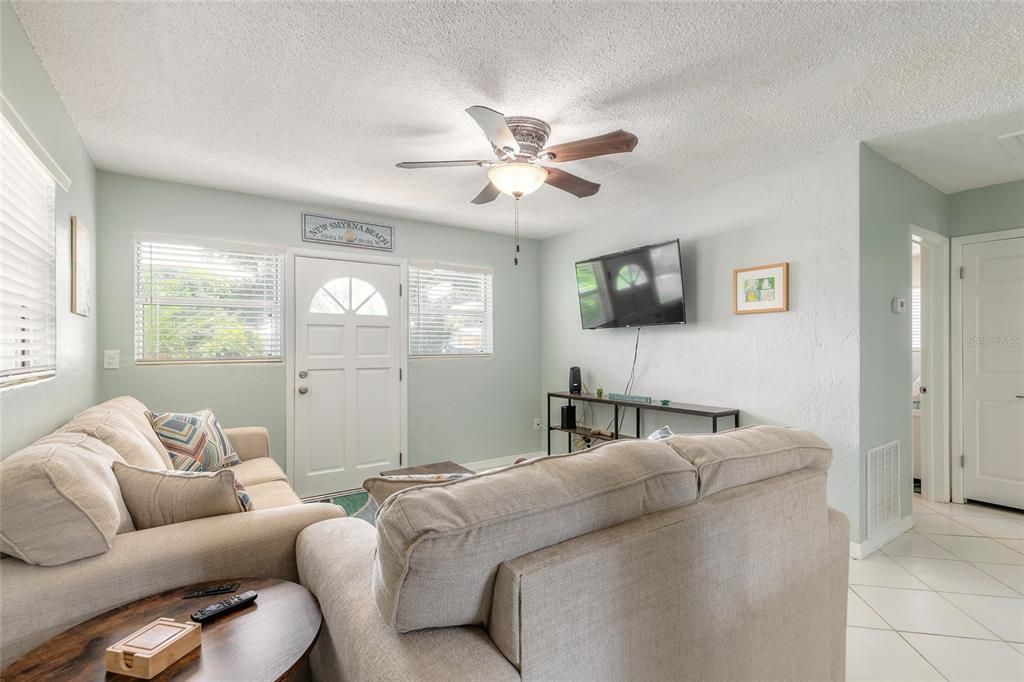 待售: $487,500 (2 贝兹, 1 浴室, 908 平方英尺)