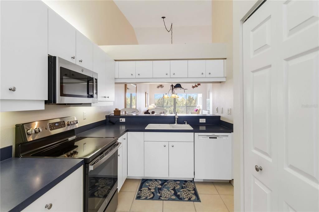 На продажу: $282,500 (2 спален, 2 ванн, 1466 Квадратных фут)