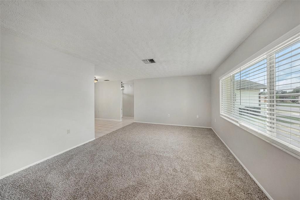 Под контрактом: $275,000 (3 спален, 2 ванн, 1563 Квадратных фут)