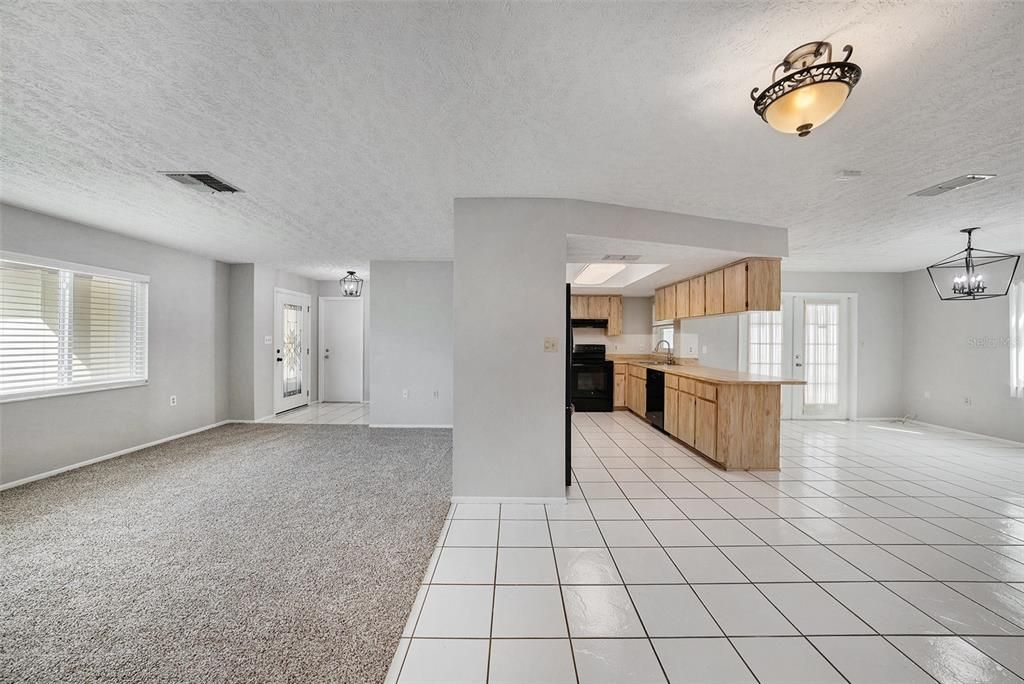 Под контрактом: $275,000 (3 спален, 2 ванн, 1563 Квадратных фут)