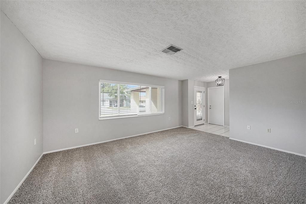 Под контрактом: $275,000 (3 спален, 2 ванн, 1563 Квадратных фут)