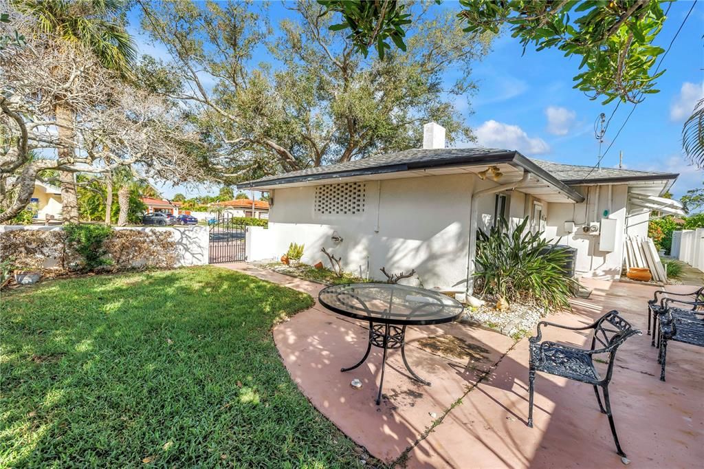 For Sale: $490,000 (2 beds, 2 baths, 1464 Square Feet)