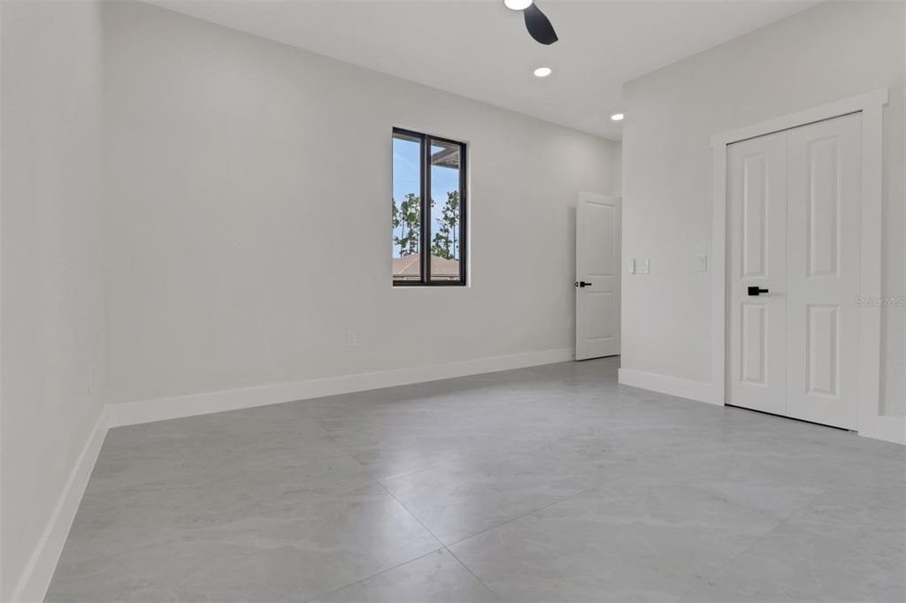 待售: $545,000 (6 贝兹, 0 浴室, 1200 平方英尺)