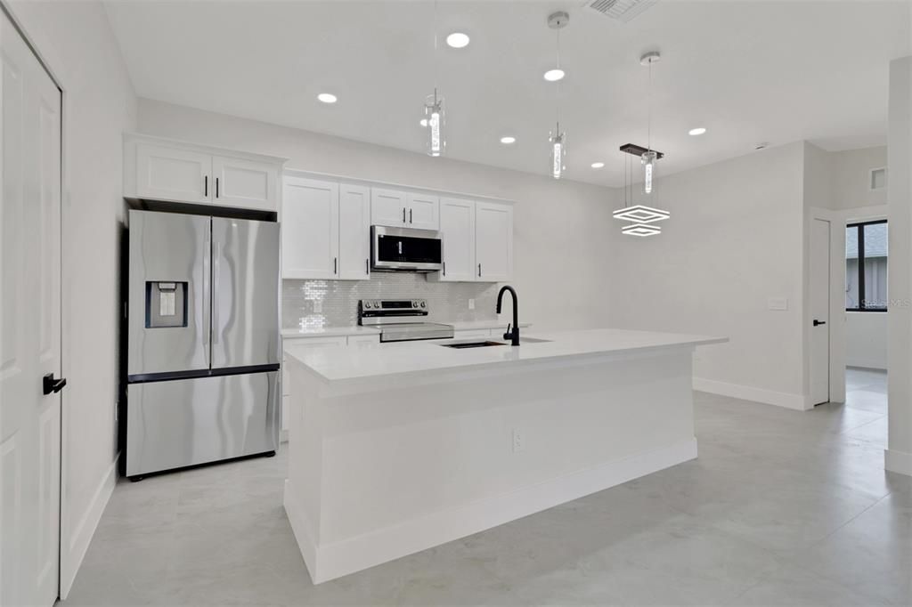 待售: $545,000 (6 贝兹, 0 浴室, 1200 平方英尺)