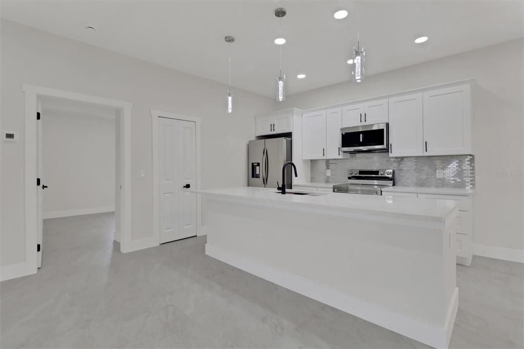 待售: $545,000 (6 贝兹, 0 浴室, 1200 平方英尺)