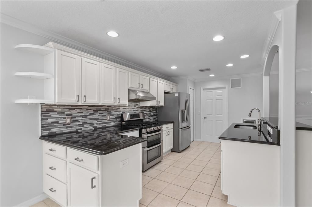 На продажу: $385,000 (3 спален, 2 ванн, 1768 Квадратных фут)