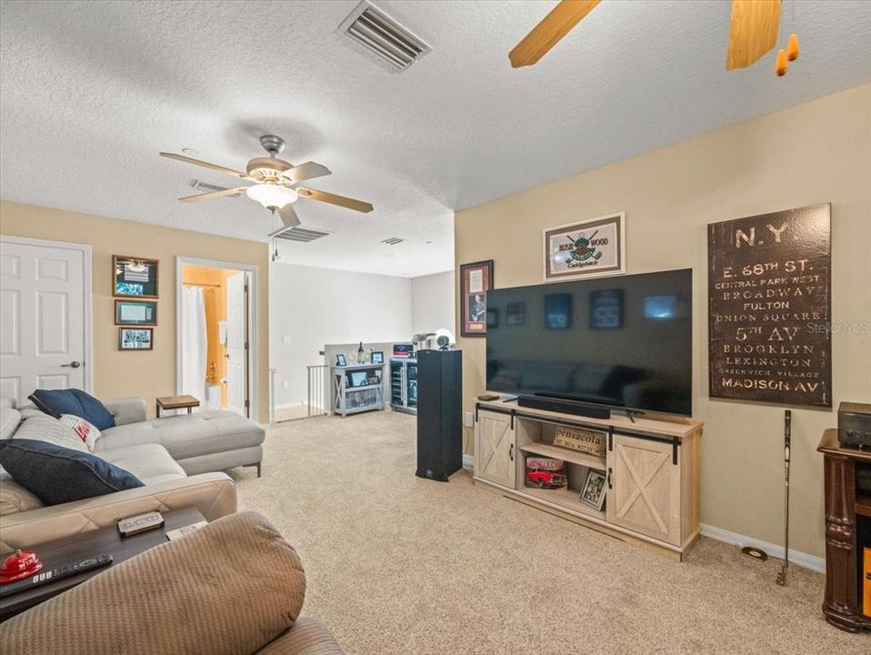 En Venta: $409,900 (3 camas, 3 baños, 2154 Pies cuadrados)