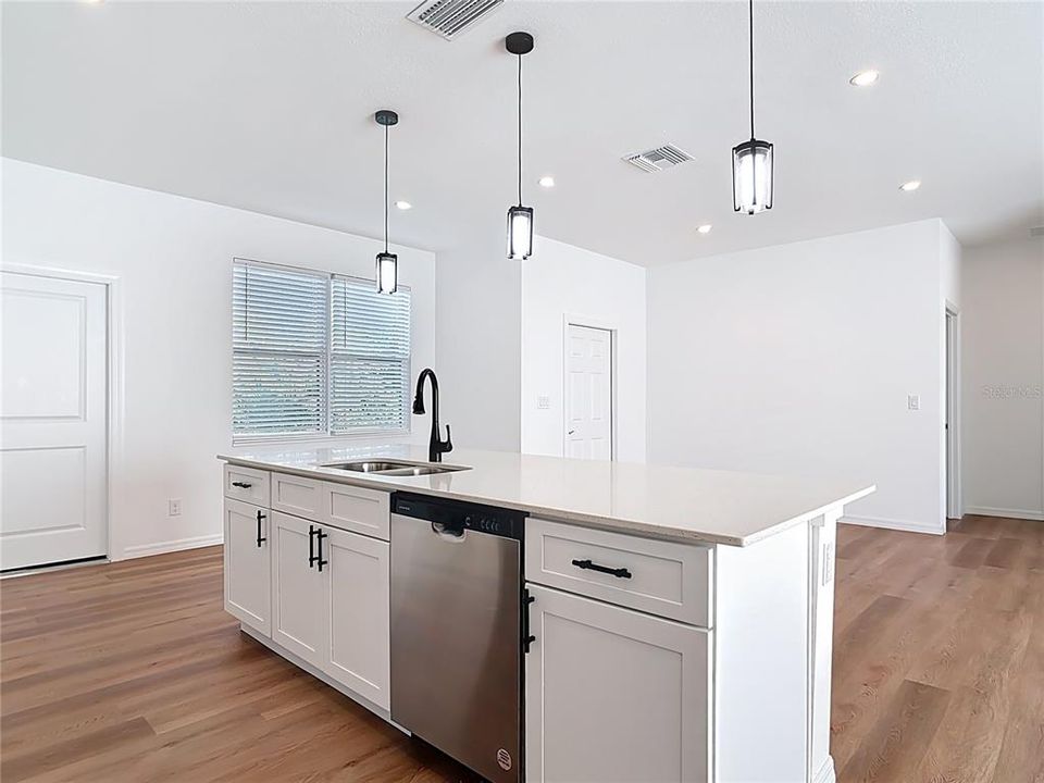 出租: $2,000 (3 贝兹, 2 浴室, 1470 平方英尺)