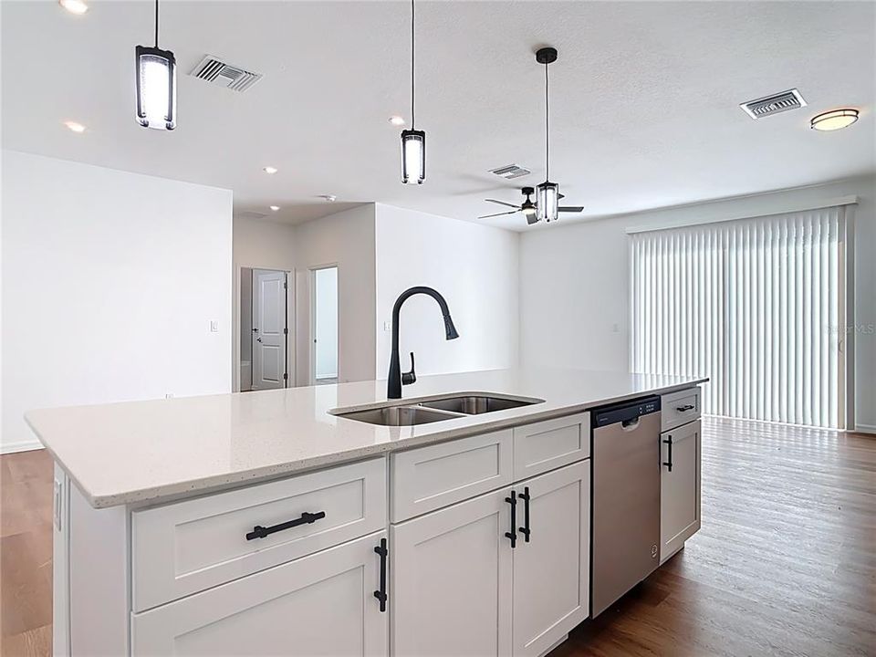 出租: $2,000 (3 贝兹, 2 浴室, 1470 平方英尺)