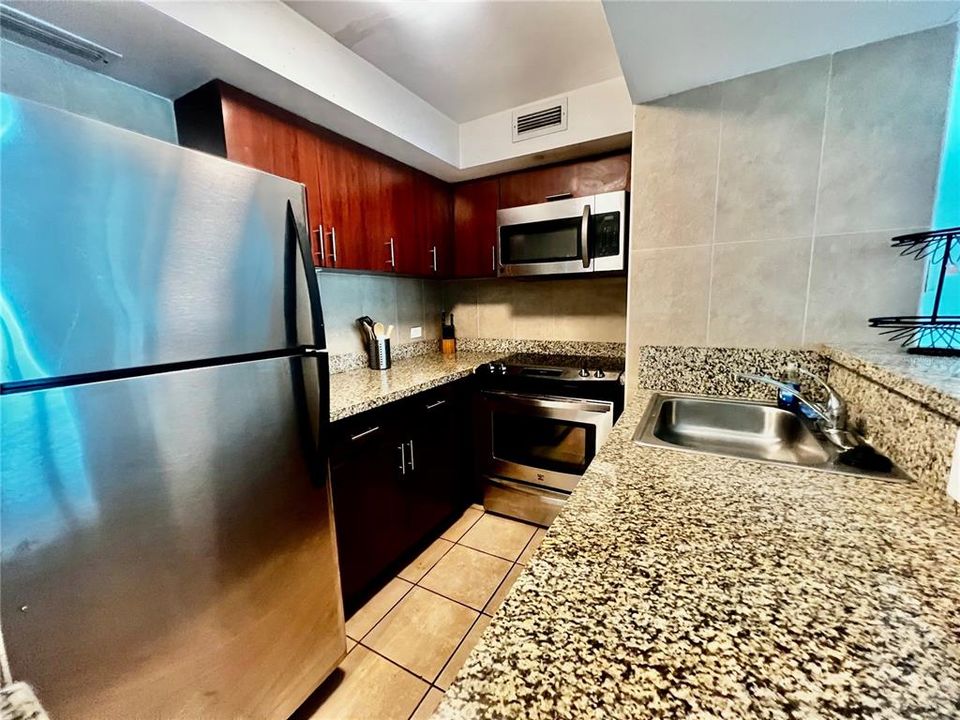 For Sale: $350,000 (1 beds, 1 baths, 732 Square Feet)